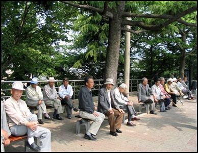 부산 용두산 공원에서 휴식을 취하고 있는 노인들 